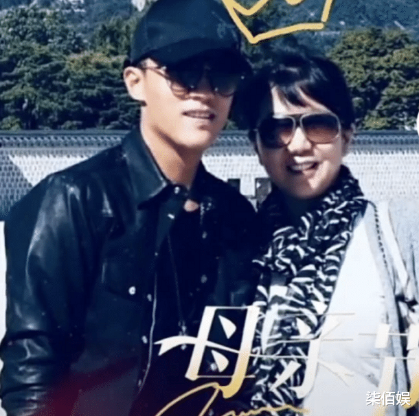 |王灿晒与女儿合照过节，打扮似女明星展辣妈身材，老公杜淳送鲜花表白