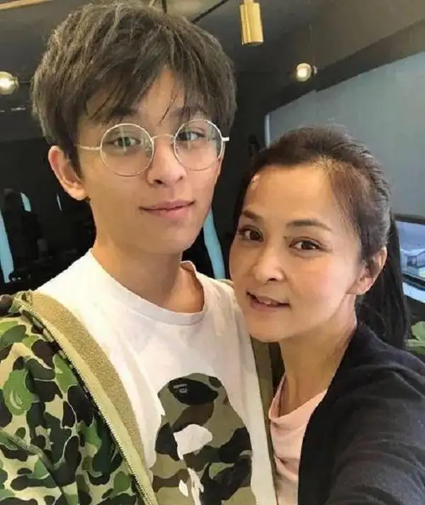 何音|黄志忠前妻携儿子住加拿大别墅!素颜撞脸李勤勤,手上玉镯吸睛