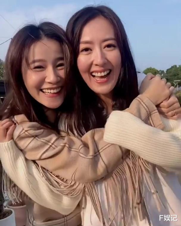 黄翠如|黄翠如陪萧正楠工作完返港即见唐诗咏 穿宽松衣服被猜已怀孕!