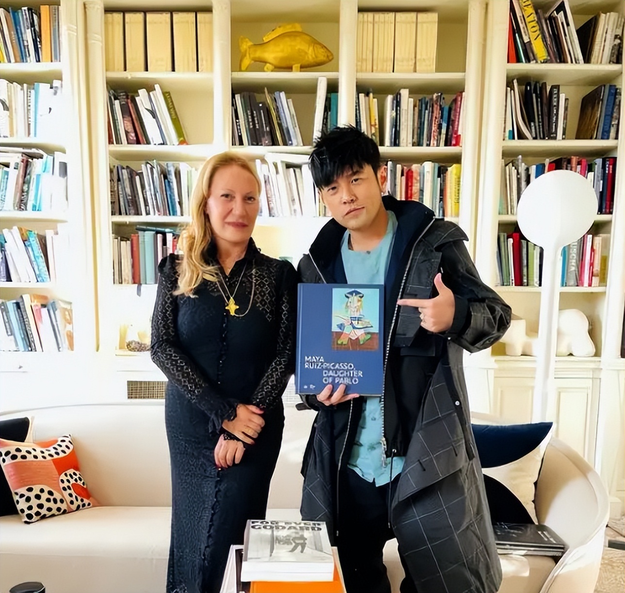 周杰伦|周杰伦带5岁儿子赏画，“密欧哥”长高不少，被赞是未来艺术家