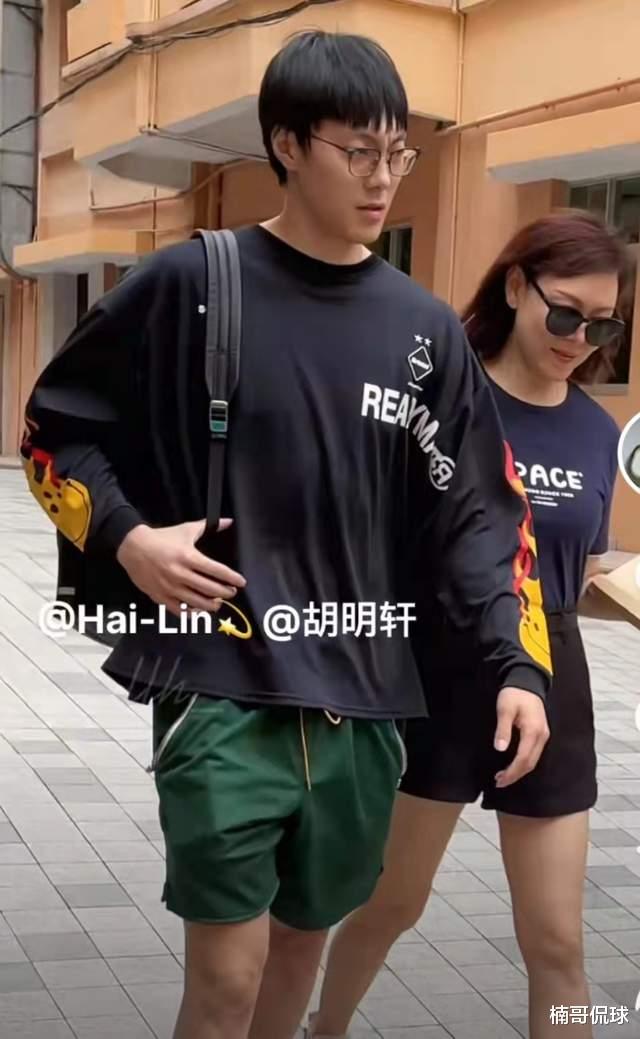 胡明轩|胡明轩悄然再接新代言！很低调人气高，联赛折戟国家队有望再突破