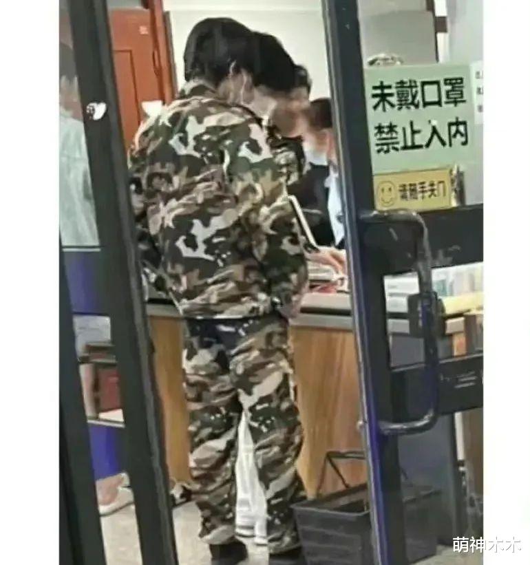 明星|流量爱豆军训状况不断:踢坏鞋底惹关注,代表领奖被质疑搞特权