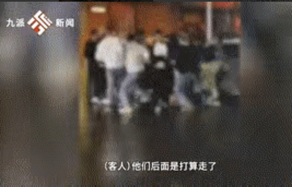 广东汕头,某餐厅外,一群年轻男子围殴一名倒地男子,不停地踩踹他,现场一片混乱