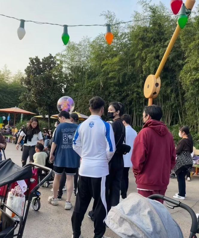 奚梦瑶|奚梦瑶一家三口游迪士尼,排队玩项目接地气,3岁何广燊长相随爸