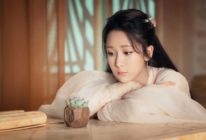 镜双城|《镜·双城》首播！道具廉价磨皮过头，女主被指瞪眼神功不输杨颖