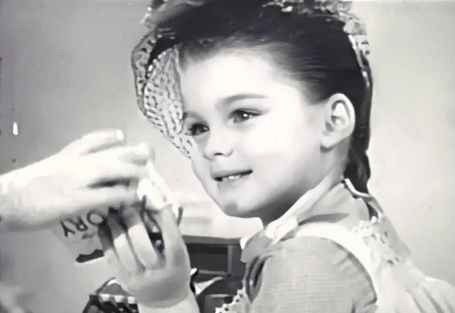 波姬·小丝|波姬小丝：被迈克尔杰克逊等着长大的美少女，两次结婚都不嫁他