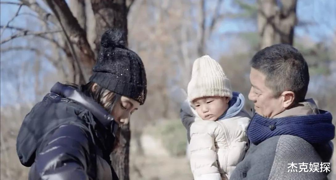 李亚鹏|李亚鹏宣布全家搬到乡村生活,小女儿首度出镜,一家三口画面温馨