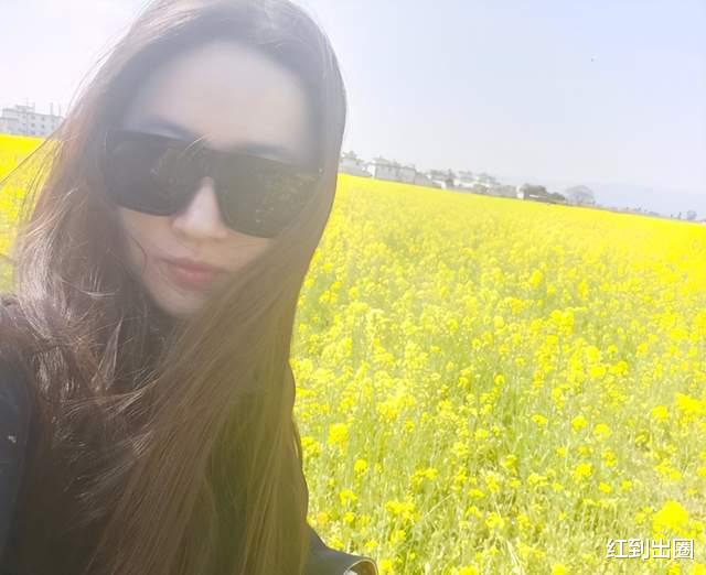 刘亦菲|刘亦菲逛街买牛肉干被拍！双腿纤细素颜太真实，工作人员不让靠近