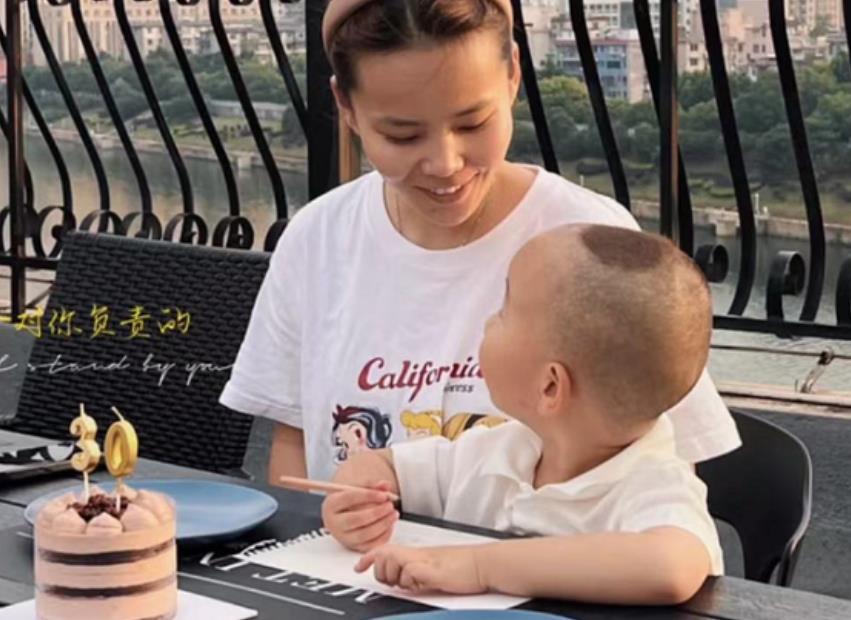 许敏|熊磊再度亮相直播间，身穿复古披肩妆容精致，遭网友热议不断