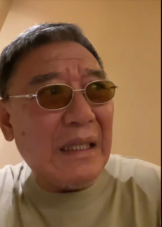 70岁李立群隔离2月后返台,称不舍内地显低落,31岁女儿身边陪同