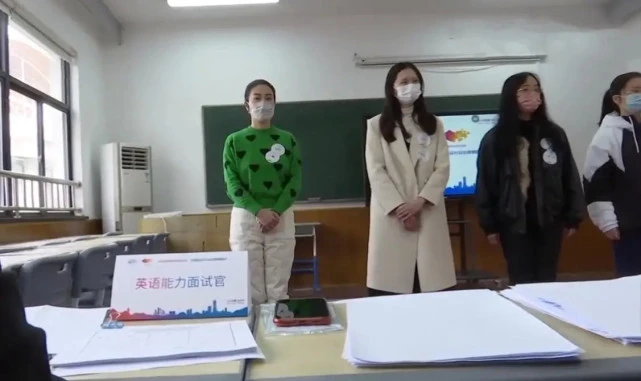 叶璇|41岁叶璇罕见露面！穿毛衣参加亚运会志愿者面试，身材竟输给素人