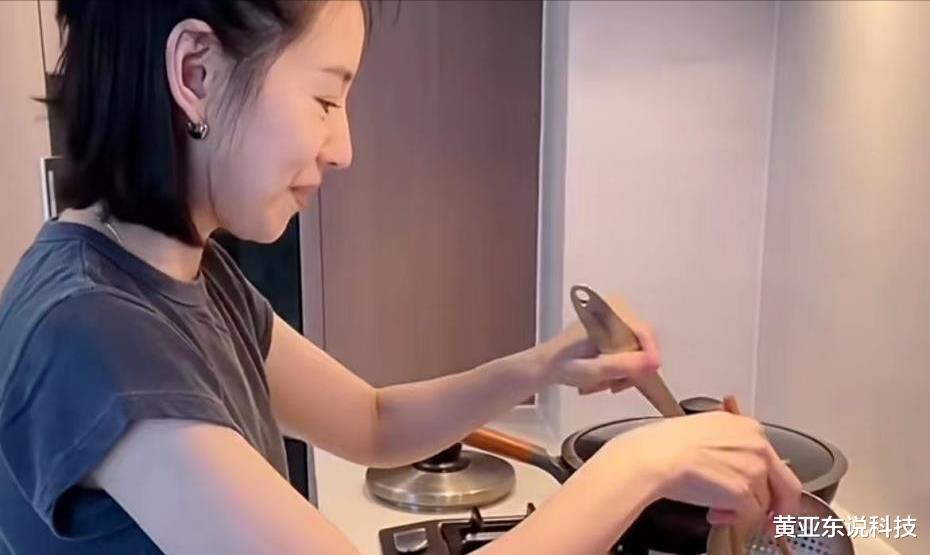 董洁|克拉拉秀身材,董洁为儿子下厨做饭,《清平乐》边程北电复试第一