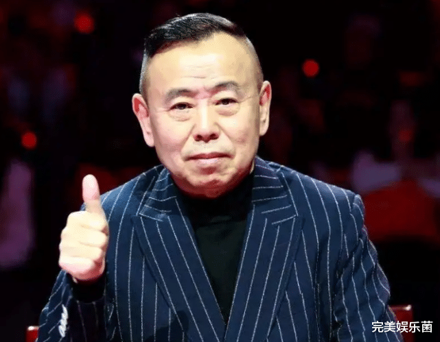 潘长江|老脸不要了！潘长江直播给女主播下跪，网友：都是钱惹的祸