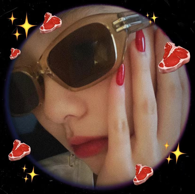 美甲 16岁多多晒摩登美照！气场强大脸上雀斑抢眼，高调秀鲜红长美甲