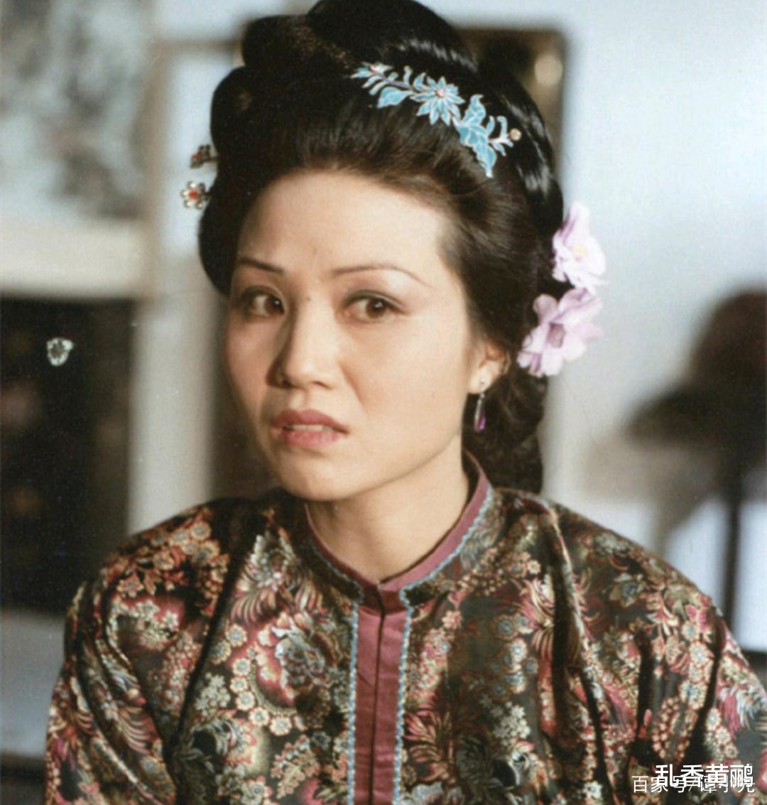 陈晓旭|1986年出版的“红楼定妆照”挂历，要多丑有多丑，陈晓旭面目全非