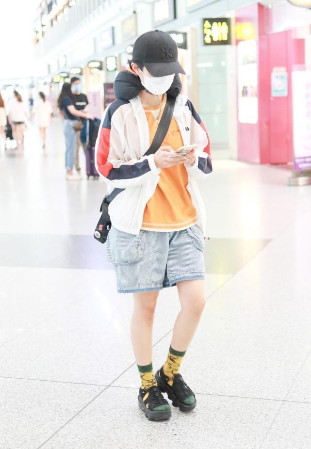 夏天多穿穿运动外套，清纯的打扮也挺凉爽，还比短袖更防晒