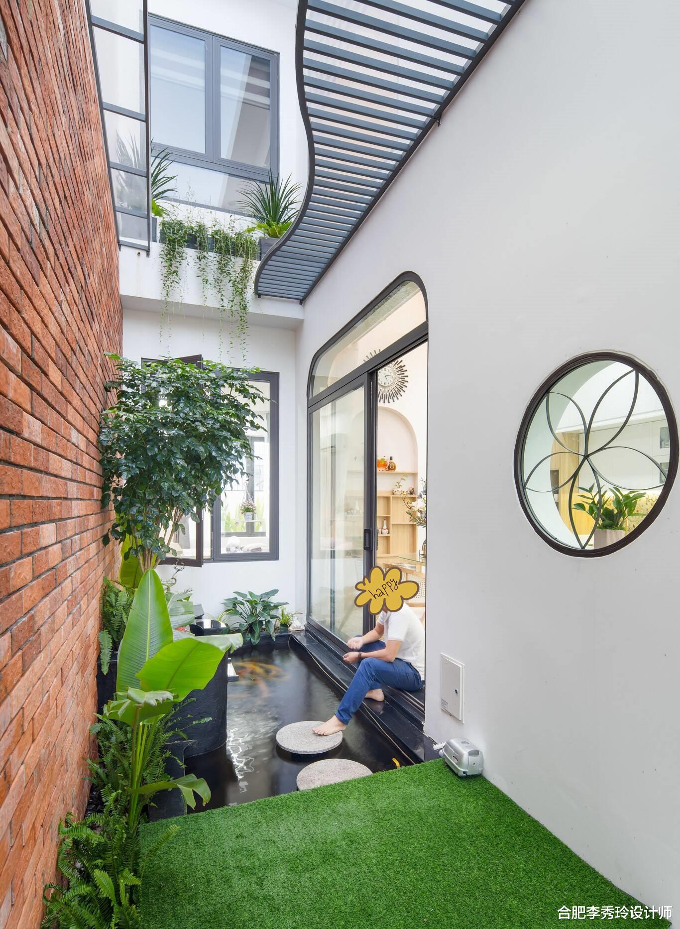 比起豪宅，我更喜欢这样的2层小楼，有院子露台，不豪华但很舒适