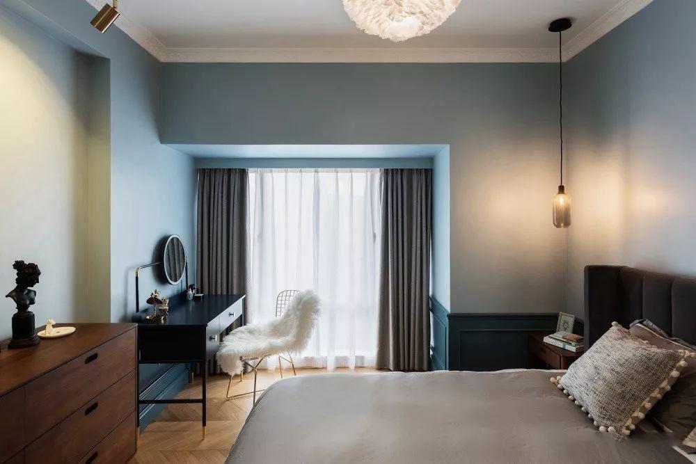 飘窗好好用,不得不说很划算,打排格子柜代替沙发,可休闲可收纳