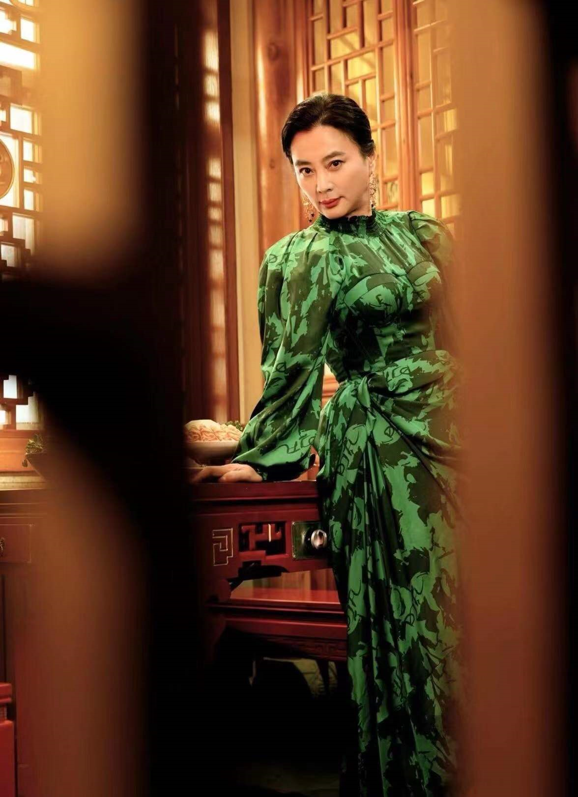 李玲玉|58岁李玲玉拍《男人装》大片，身材丰满窈窕，皮肤紧致风韵犹存