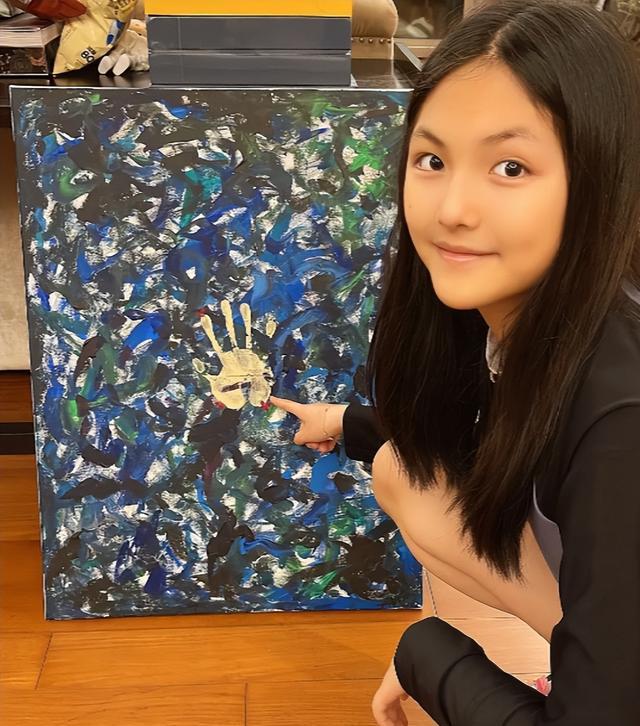王诗龄|12岁王诗龄背6399元草编包,一幅画曾卖12万,气质像极了李湘