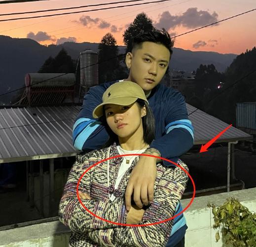 崔晋|崔晋晒与李勒优亲密合照,手的位置引争议,网友:没分寸!