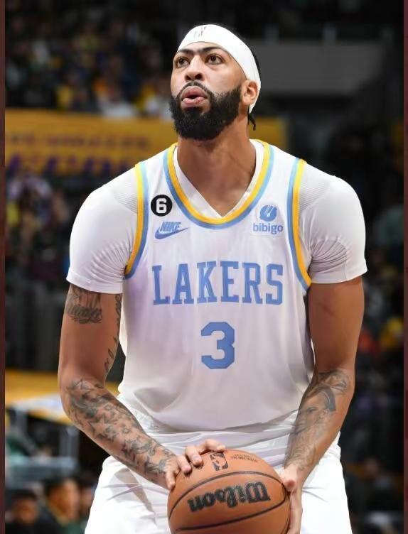 NBA一夜五大交易动态：湖人5换2报价比尔+库兹马浓眉无限期缺阵