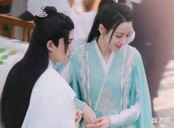 迪丽热巴|迪丽热巴任嘉伦《与君初相识》发布吻戏海报,神仙颜值CP唯美虐恋