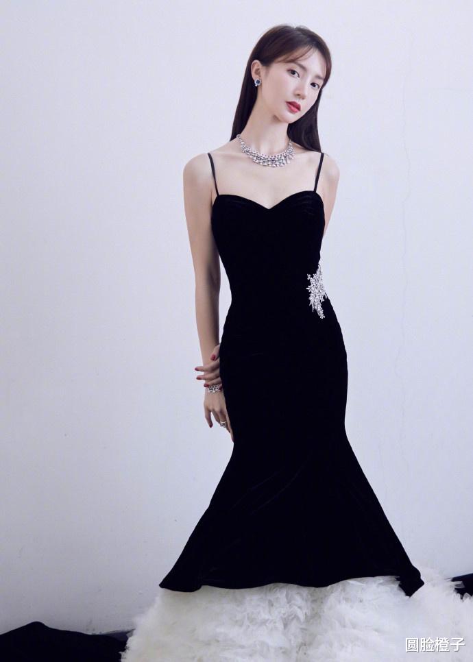 金晨身形挺拔如天鹅,一身黑色修身鱼尾裙亮相,美得让人心醉