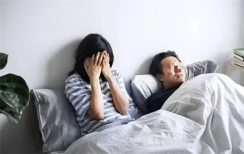 2009年妻子每天下班回家都洗过澡,丈夫起疑跟踪到酒店,撞破丑事
