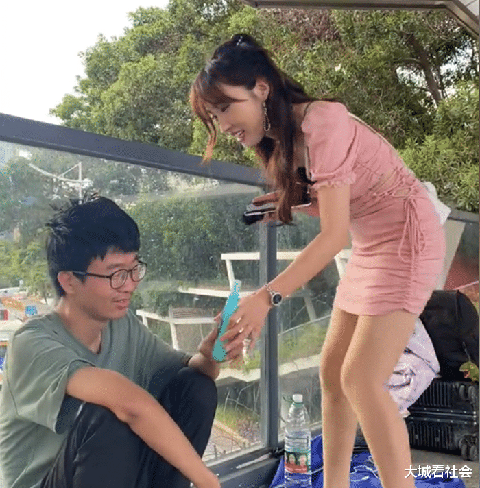 广东一男子找不到工作,天桥上打地铺1天吃1顿,被工友戏称提桶哥