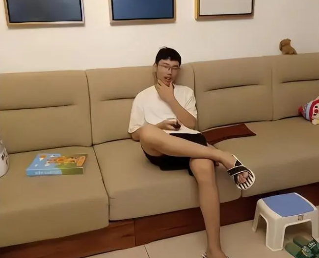 律师|胡鑫宇事件律师发声辟谣: 未在校内遇不测, 直指无良自媒体杜撰案情