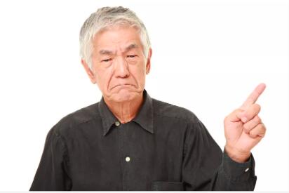 60岁大妈不顾家人反对,坚持要去整容,结果落得众叛亲离的下场