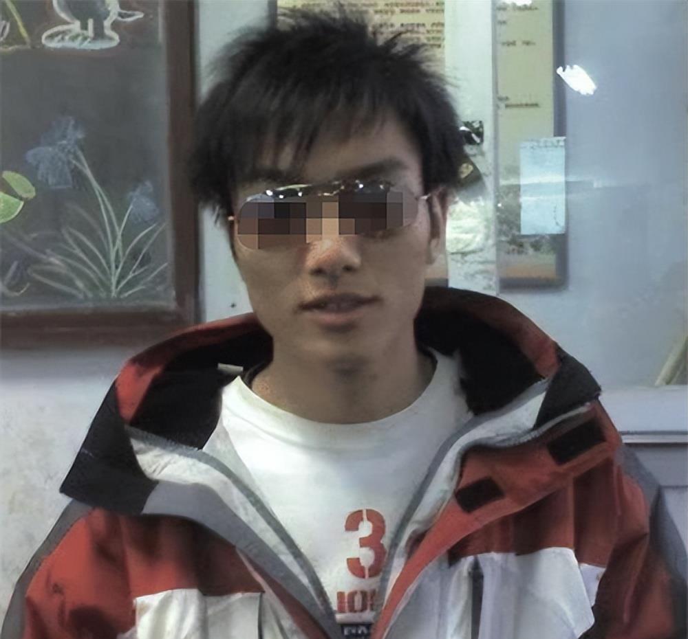 十二年过去了,“我爸是李刚”的男子出狱求职被拒,成为装修工人