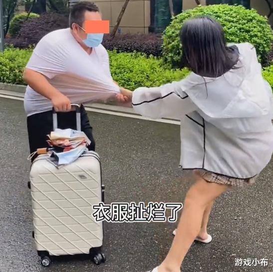 男子后悔当上门女婿要离开,妻子极力挽留,男子:衣服被扯烂了