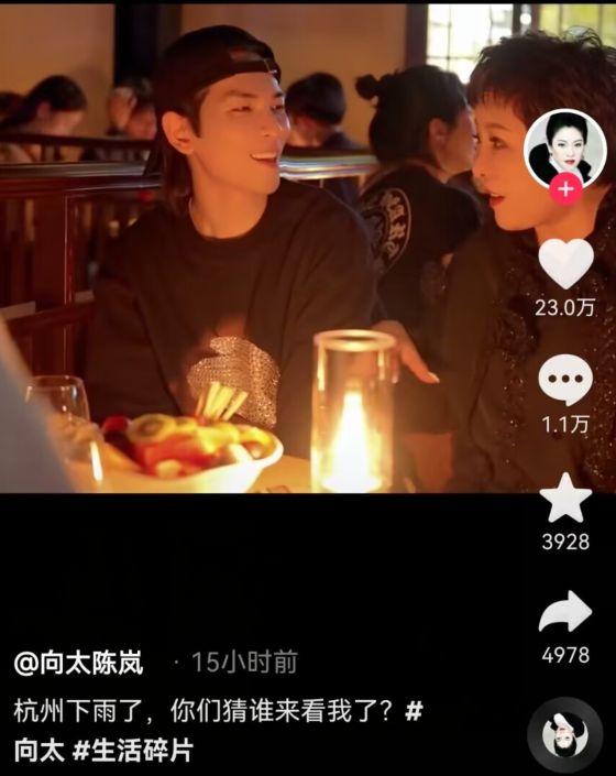 萧敬腾|向华强夫妇与萧敬腾聚会，萧敬腾卖力为干爹演唱，近照酷似向佐