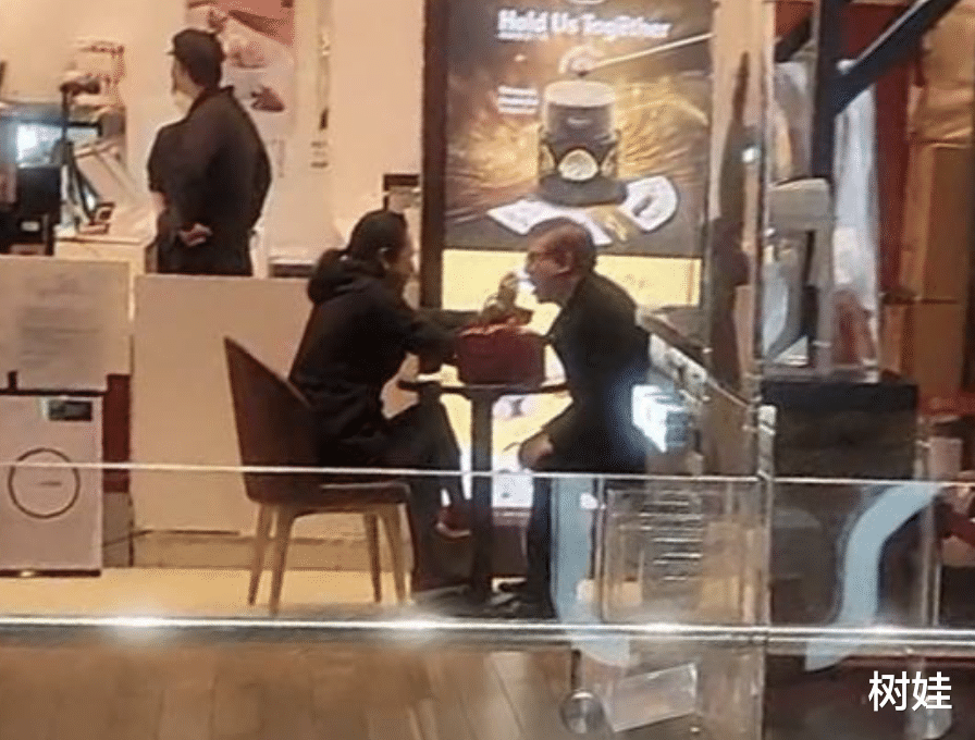 朱玲玲|朱玲玲与丈夫雨中漫步，结婚14年浪漫如初，夫妻共享16亿美元资产