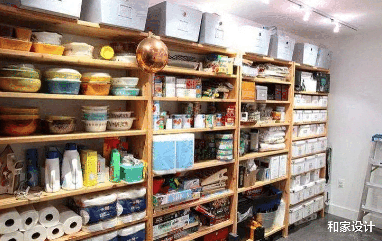 比起定制柜子,不如找个合适的地方做储藏室,整理更方便