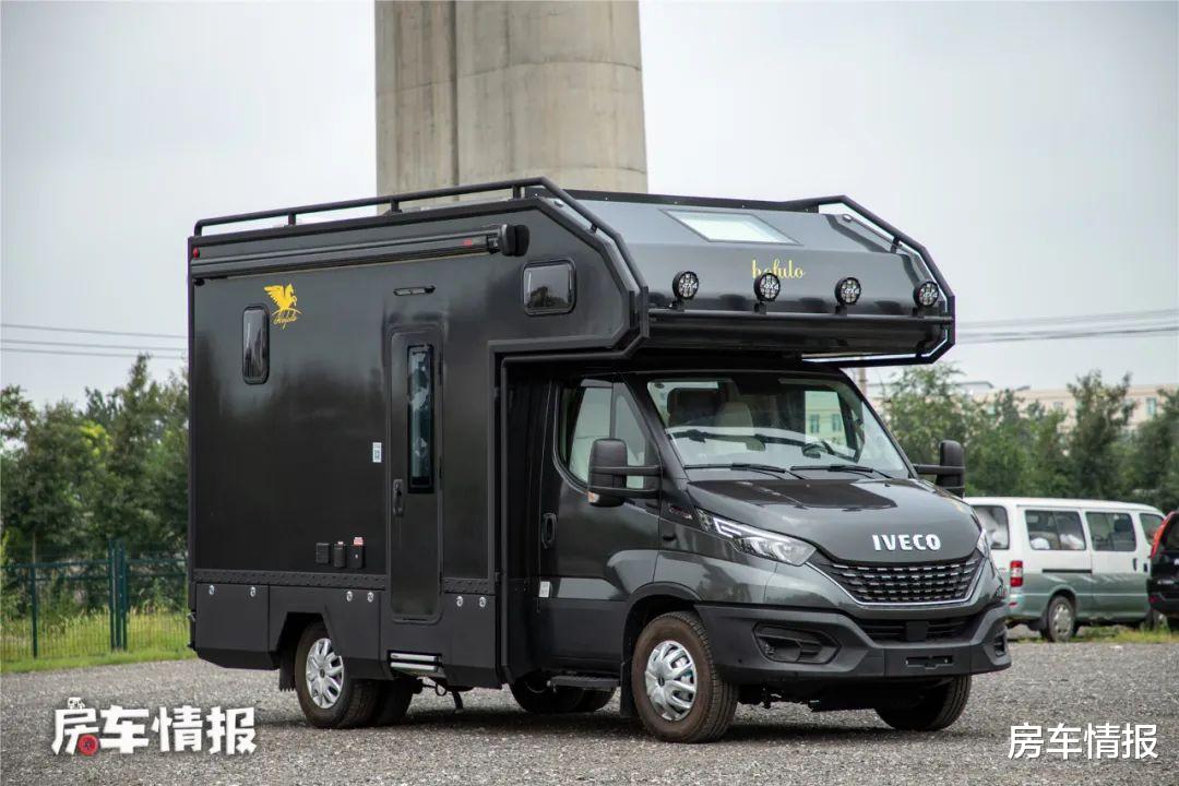 房车里的独立厨房真爽!爆炒不怕油烟,10度电空调尽情开还能冲澡