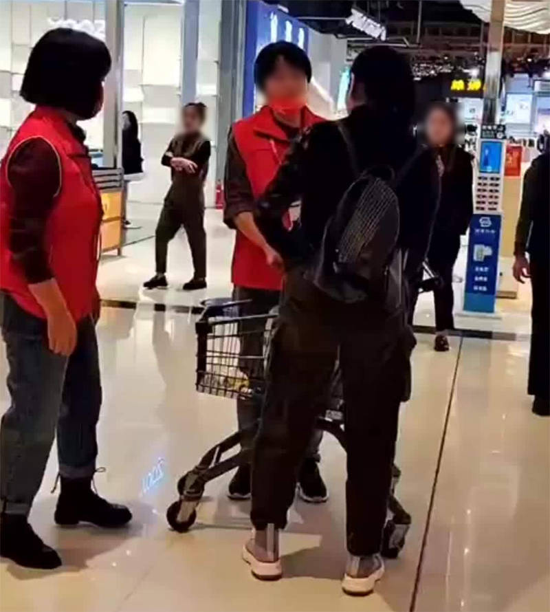 原创女子在超市偷东西,被抓后猛扇超市员工耳光,而后从容离去