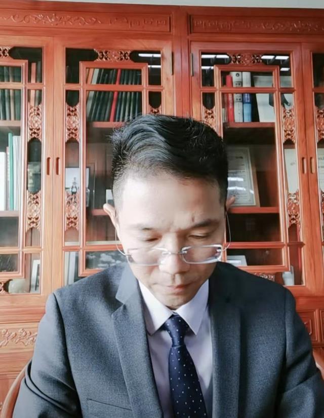 好日子|李圣亮相直播人气旺,现场播放《好日子》,手上道具引热议