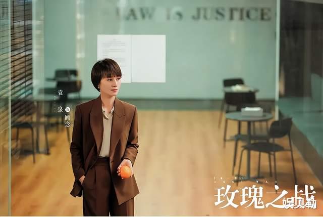 袁泉|《玫瑰之战》播出，袁泉上演一人千面，还弥补了老搭档靳东的遗憾