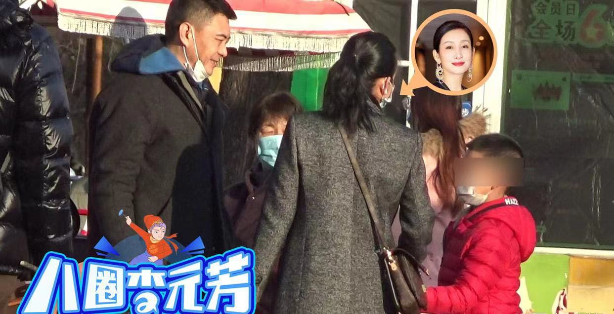 秦海璐|秦海璐携家人骑脚踏车！背万元包素颜显浮肿，患巨婴症儿子颜值高