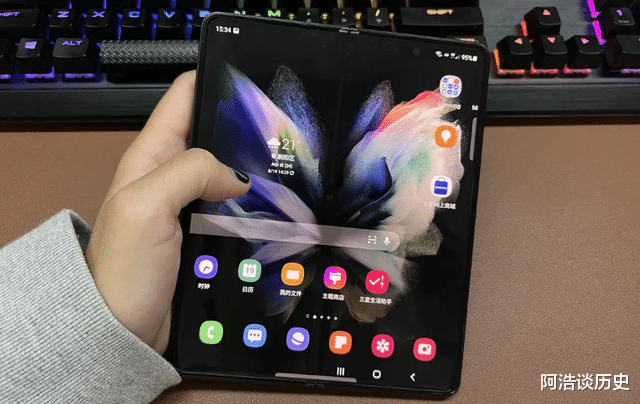 电池|年轻人为什么换不动手机了?两个原因一针见血