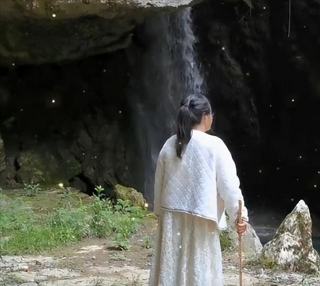 余秀华|拍婚纱照,跟小男友爬山背着走5小时,余秀华浅谈爱情:遇见晚了