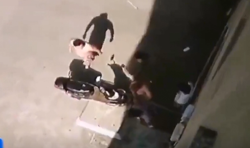 男孩遭到邻居暴打，母亲与其理论惨遭暴揍，网友：你应该感谢人家