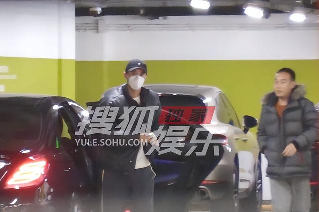 王凯|王凯张佳宁聚餐耳鬓私语开心打闹 饭后又去KTV续局