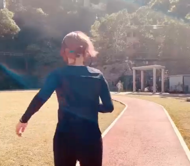 郑秀文|49岁郑秀文素颜跪地热舞！运动背心露事业线，双臂红色纹身太抢镜