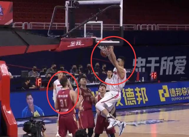 广东男篮|怎么能说这话！易建联肘击吴前后，谁注意周鹏：这是打大姚的脸呀