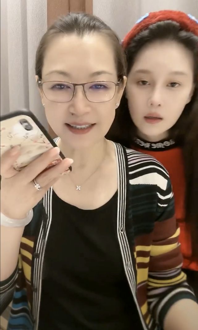 马丽娟|赵本山为爱妻隔空庆生,亲密互动超恩爱,57岁马丽娟瘦30斤显年轻