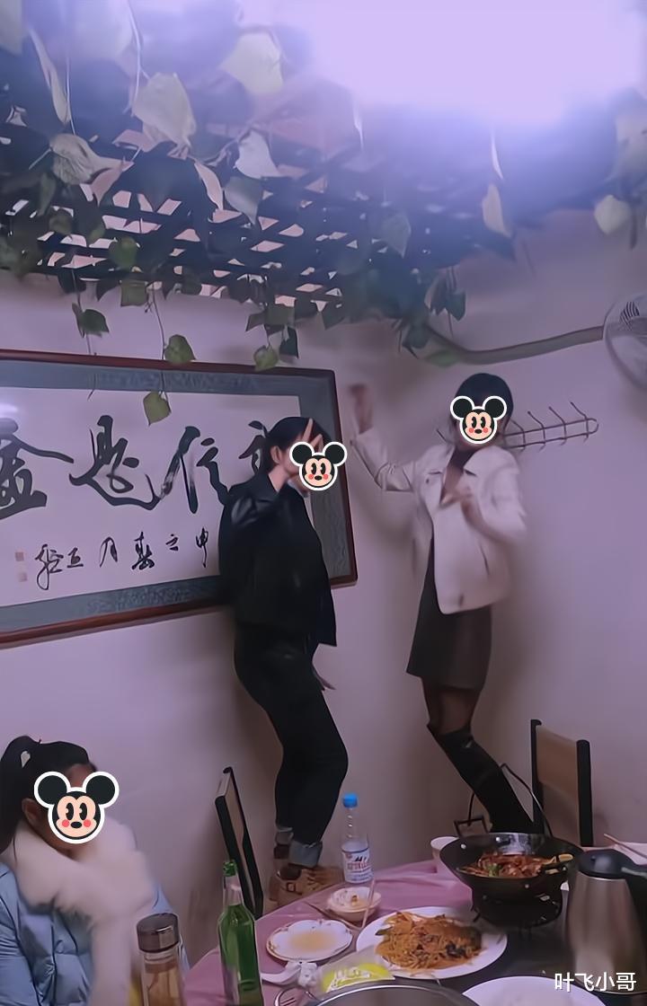 女子参加同学聚会,喝醉后和闺蜜站椅子上跳舞:感觉回到大学时期